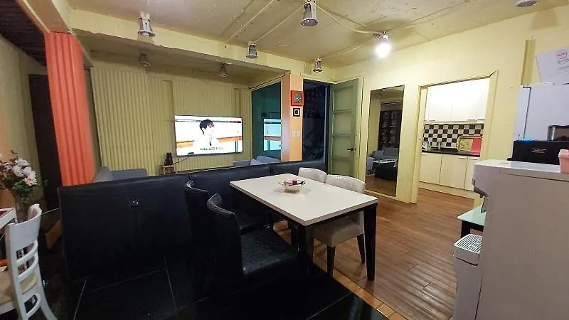 Buzz Guesthouse Hostel Σεούλ 2*,